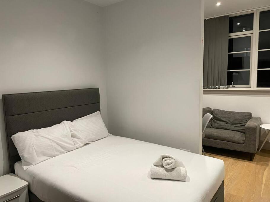 Monthly Stays 1Bed Serviced Studio Apartment Free Wifi & Netflix Whitechapel London Perfect For Solo & Coupled Guests Dış mekan fotoğraf